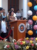 Arroyo goes to Malacanang presidential palace